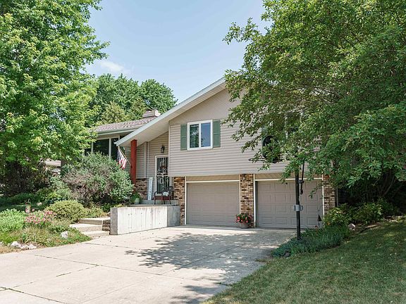 3rd image of 432 Applewood Ln