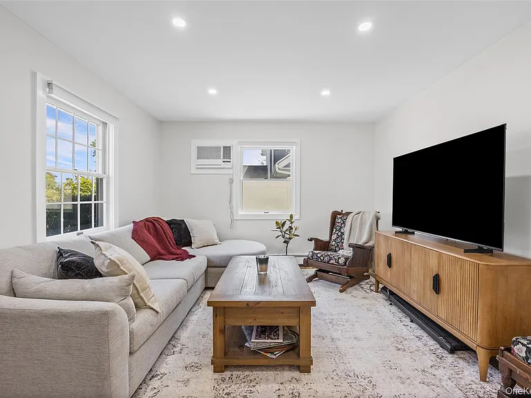 68 Crescent Ln — Photo 7