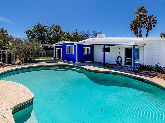 2nd image of 2850 N La Cienega Dr