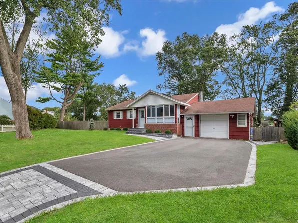 11 Vine Ct, Centereach, NY 11720
