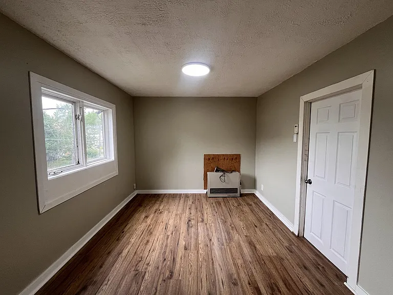 348 Kathleen St — Photo 6