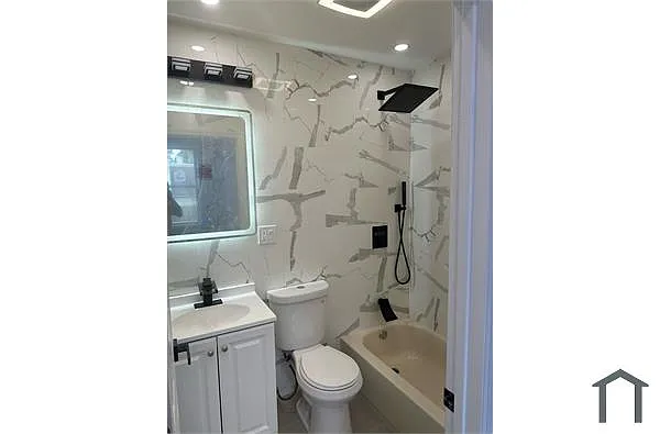 Building Photo - 1513 Saint Lawrence Ave #1