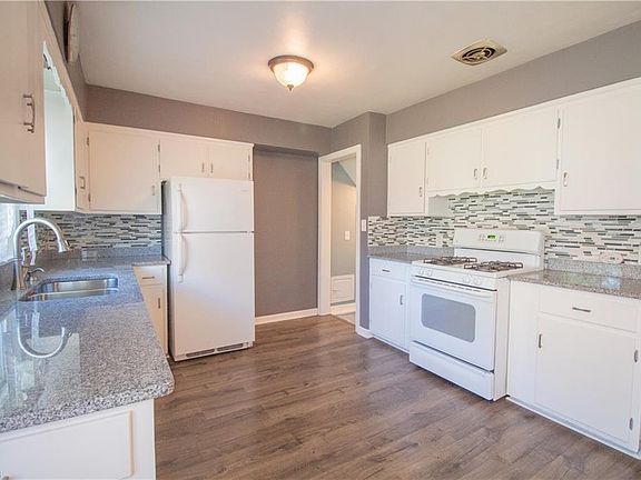 3rd image of 3290 Ashland Ave