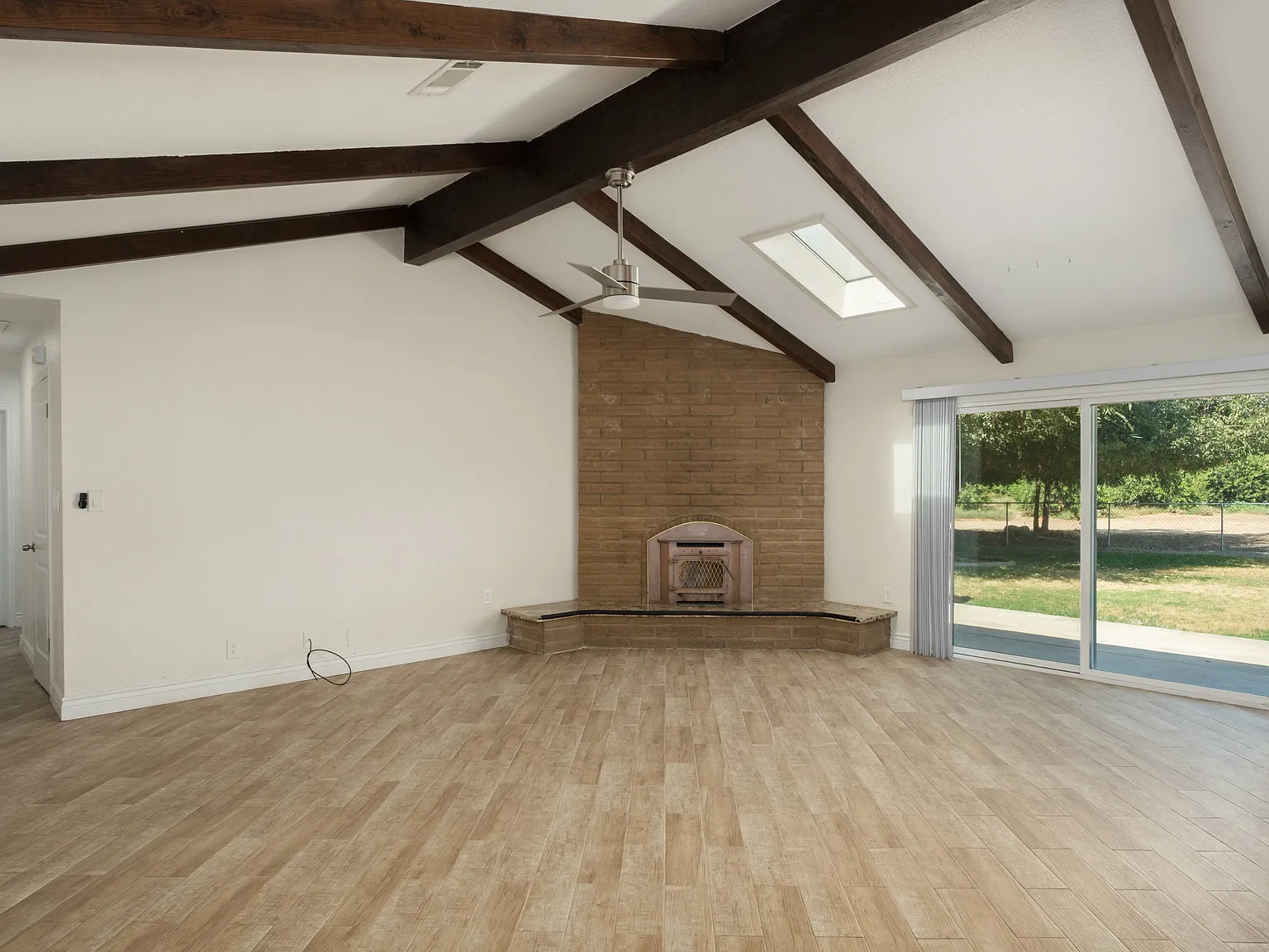 4 bed, 2400 sqft, $2,700 — Photo 2