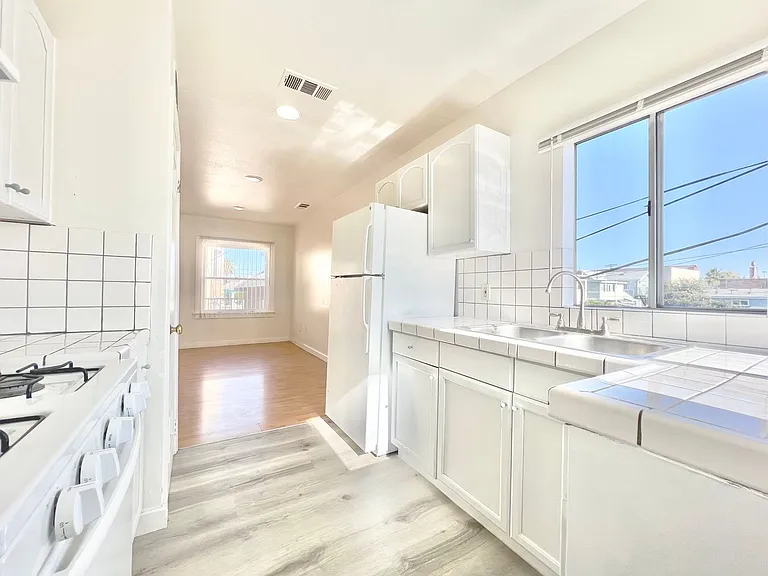 1444 W 28th St — Photo 14