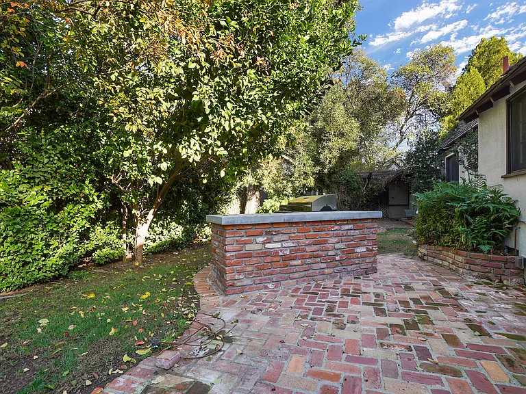 23057 Sylvan St — Photo 27