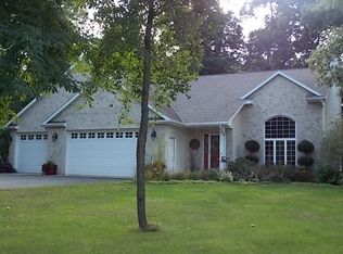 3149 Lakeview Dr, Suamico, WI 54173