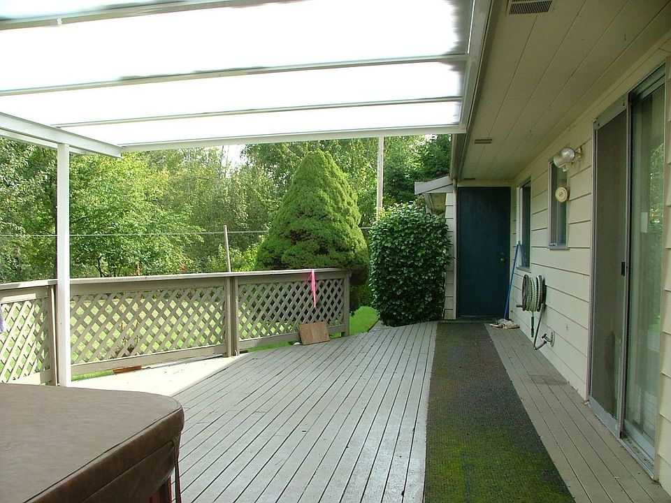 Partial covered deck w/hot tub