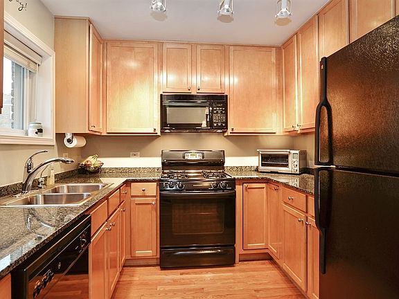 4th image of 2923 W Summerdale Ave APT 2
