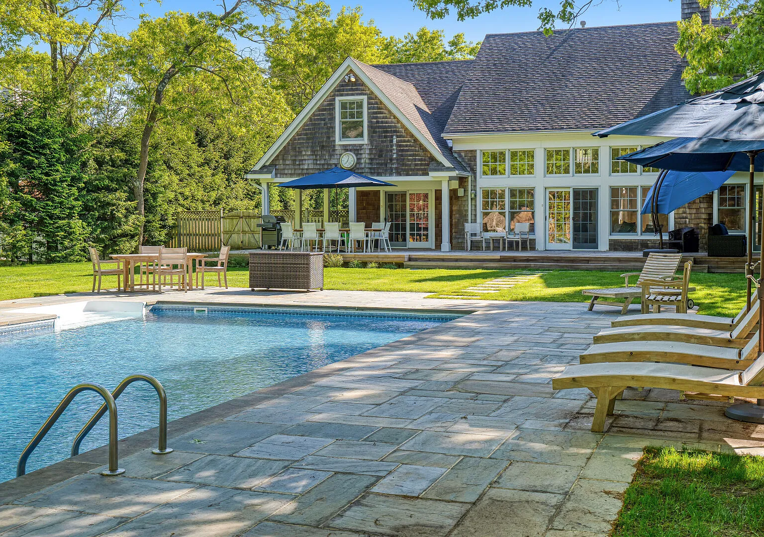 Gourmet Eat-In Kitchen, Master Suite, Fieldstone Patios — Photo 1