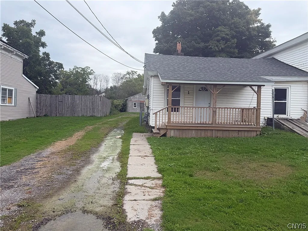 3 bed, 1.0 bath, 4916 sqft, $1,400 — Photo 2