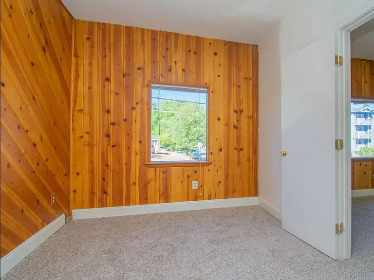 240 College Ct — Photo 5