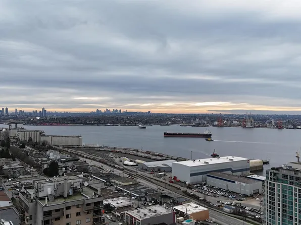 155 E 3rd St #204, North Vancouver, BC V7L 1E5