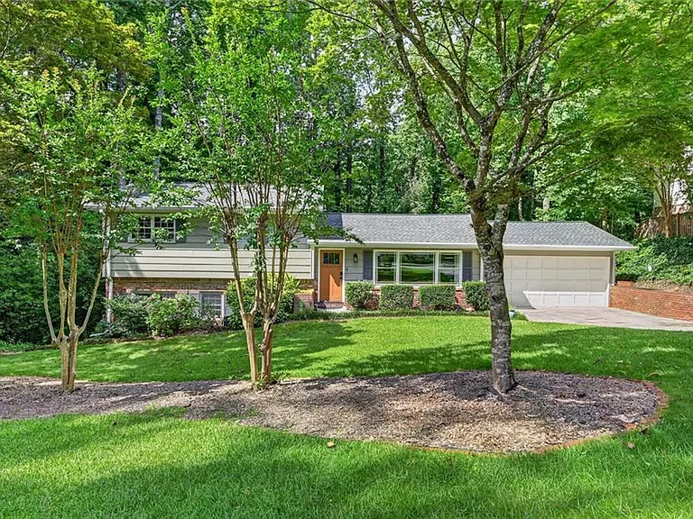 4100 Shawnee Ln NE — Photo 1
