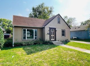 2633 4th Ave N, Grand Forks, ND 58203