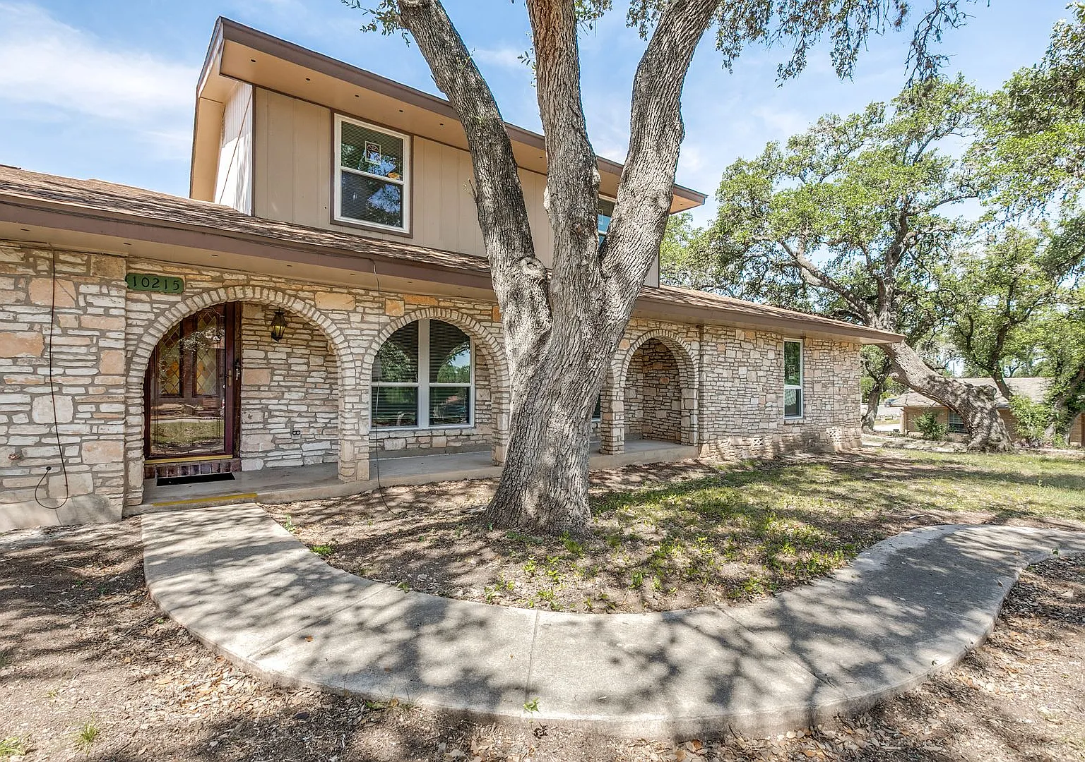Spacious Charter Oaks 4-Bedroom — Photo 3