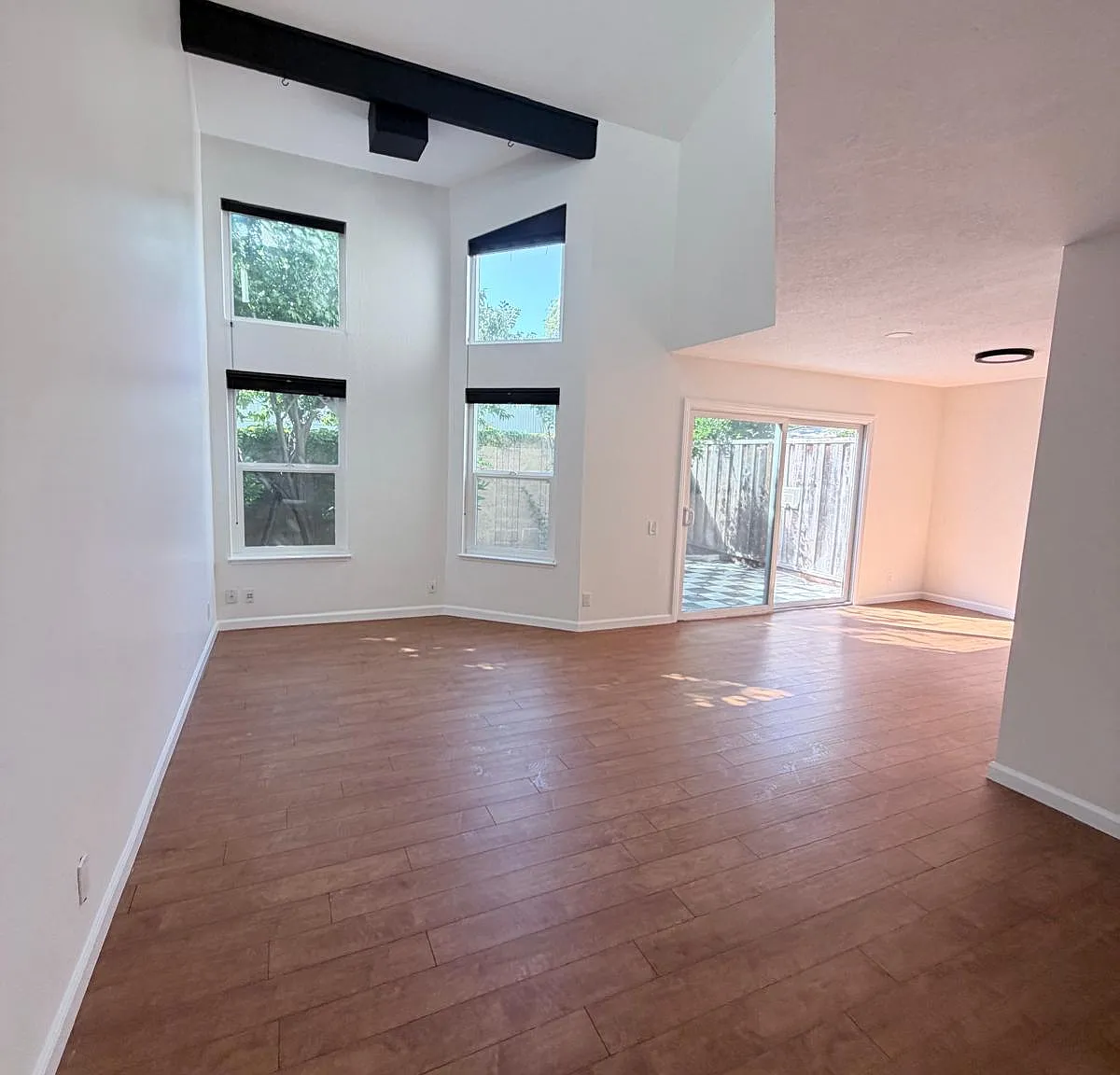 3 bed, 2.5 bath, 1582 sqft, $4,000 — Photo 3