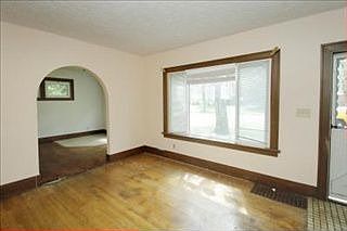 3rd image of 27 Spaulding Ave E