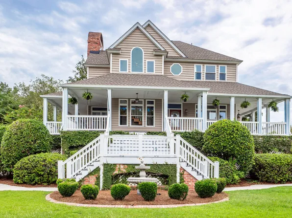 1802 Canal Dr, Moncks Corner, SC 29461