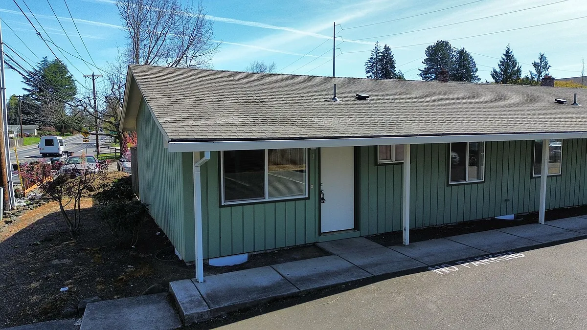 Building Photo - 1134 E Main St #1