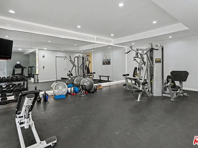 2700 Cahuenga Blvd #1203 — Photo 35