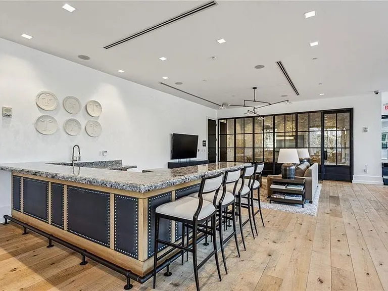 2520 Peachtree Rd #602 — Photo 34