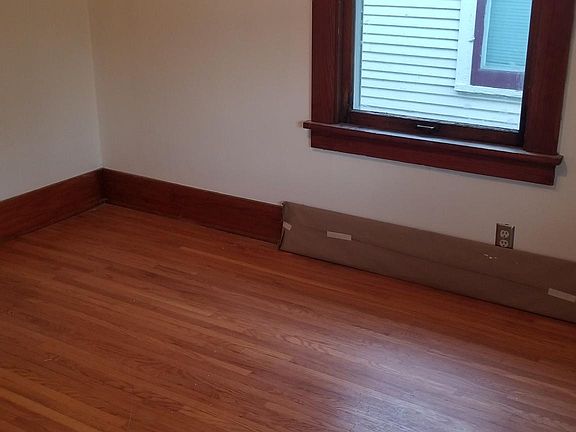 2nd image of 921 Claremont St