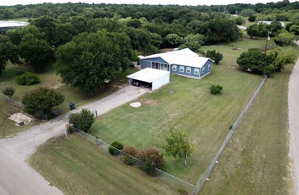 1st image of 821 Lois Cir