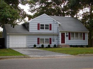 272 W Roe Blvd, Patchogue, NY 11772