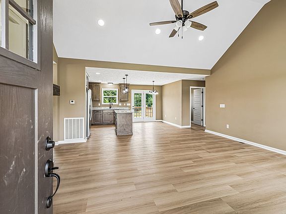 4th image of 32 Iris Way