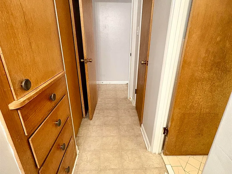 Karen Jean Apartments — Photo 21