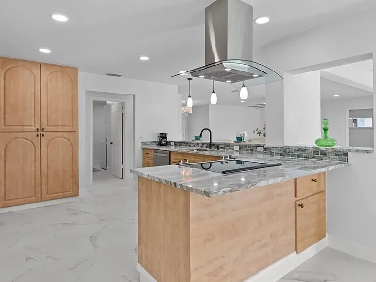 211 Marina Dr — Photo 12