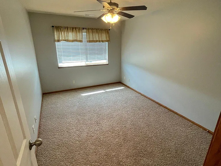 717 Carlton Dr — Photo 7