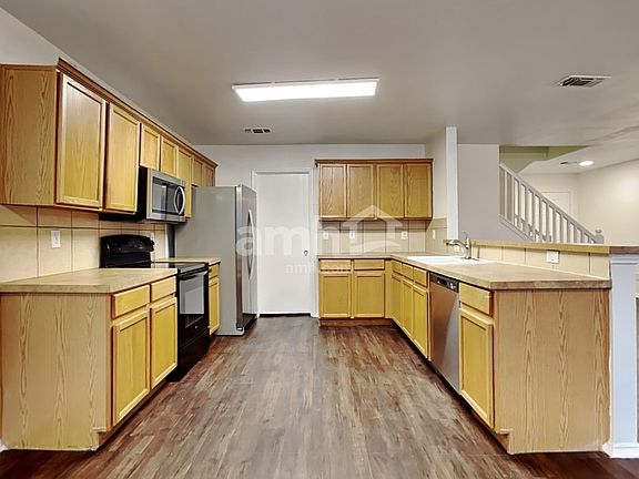 3rd image of 9749 Parkmere Dr