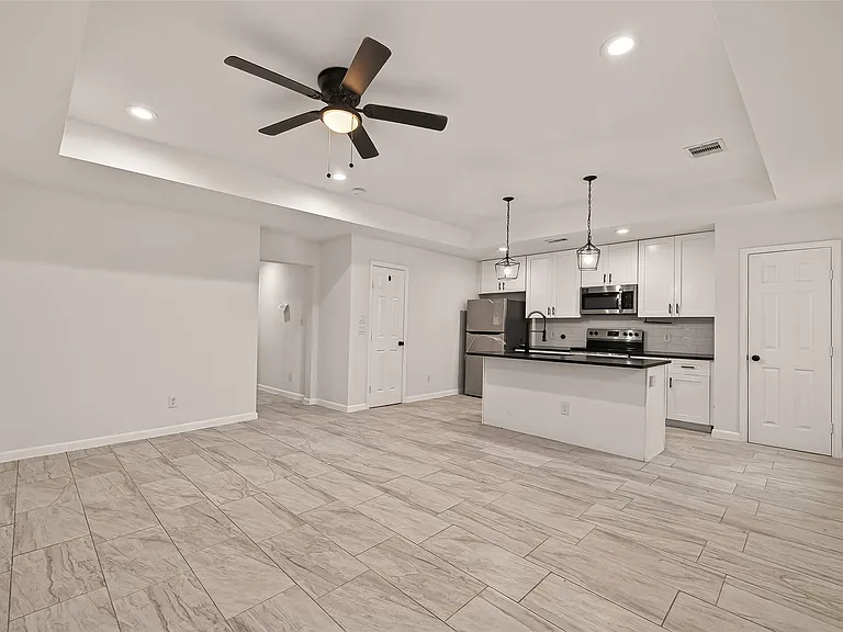 4302 Hirsch Rd #B — Photo 7