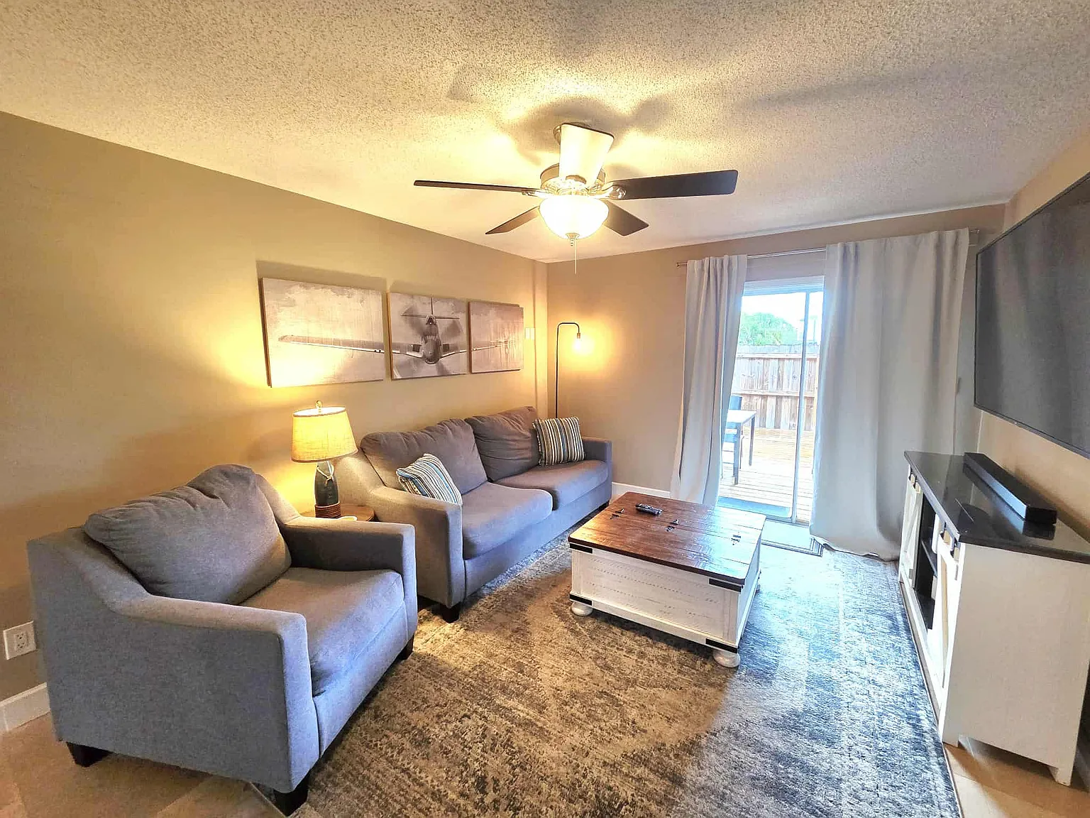 3 bed, 2.5 bath, 1700 sqft, $3,200 — Photo 1
