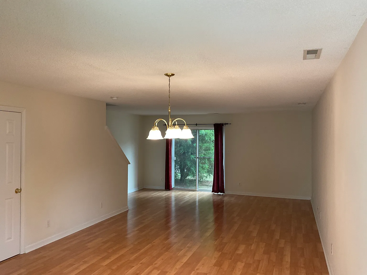 Showing Now For Summer Mithis Three-Bedroom And Two-And-One-Half-Bath Pet-Friendly Home — Photo 2