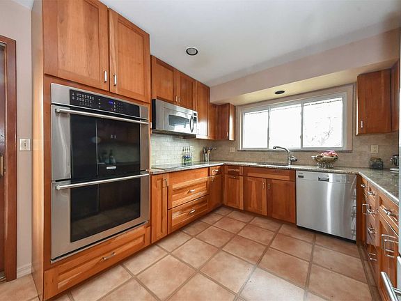 5th image of 624 Oakwood Ct