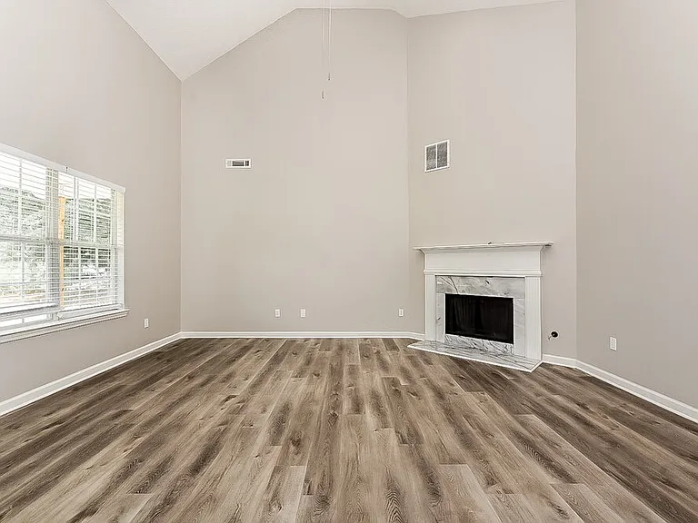 611 Longstreet Ln — Photo 6