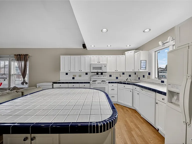 2340 Court St — Photo 8