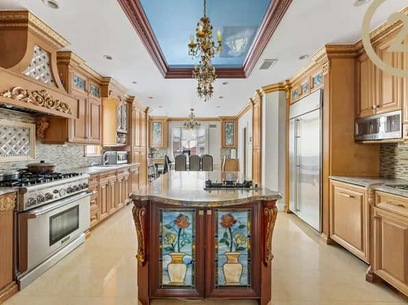 2723 Avenue P image 9 of 28