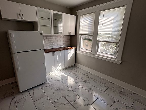2nd image of 208-210 Maple St #3