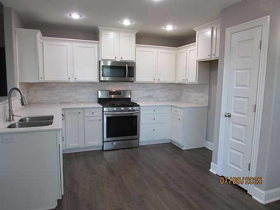 3rd image of 466 Caballo St