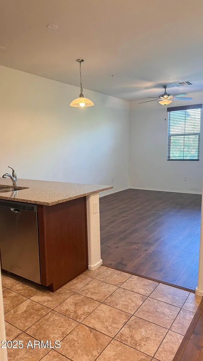 Building Photo - 2330 E Huntington Dr #103