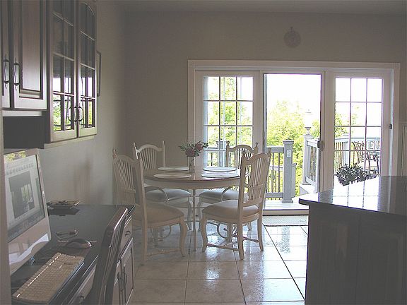      kitchen eating area