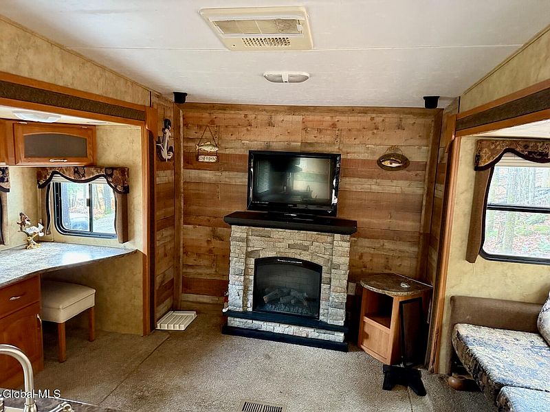 2nd image of 319 Snow Rd Road