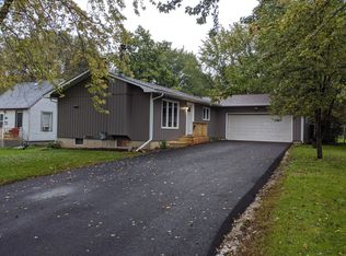 1624 Walnut Dr, Woodstock, IL 60098