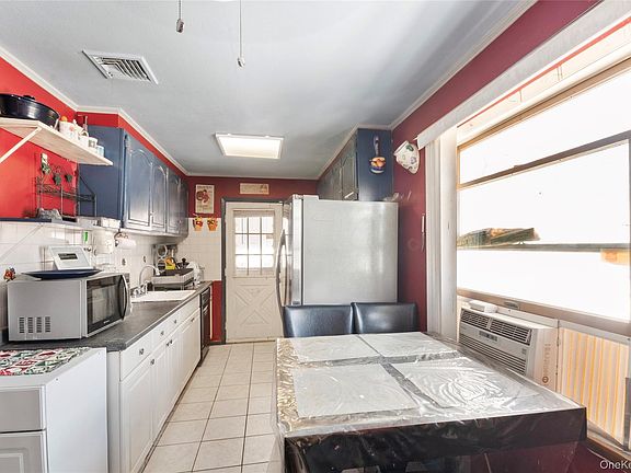 4th image of 208 Charter Oaks Avenue