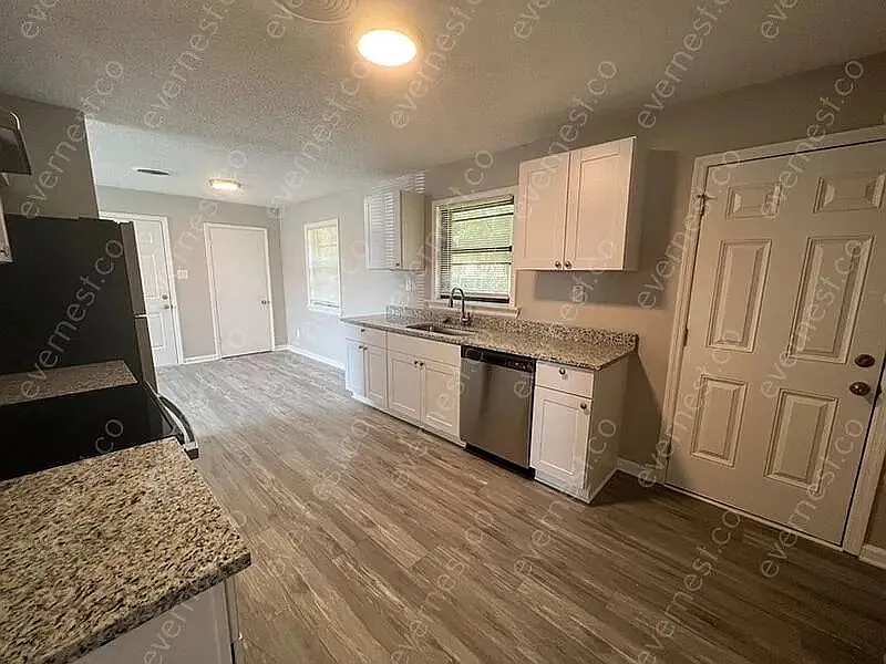 3 bed, 1.5 bath, 1236 sqft, $1,097 — Photo 2