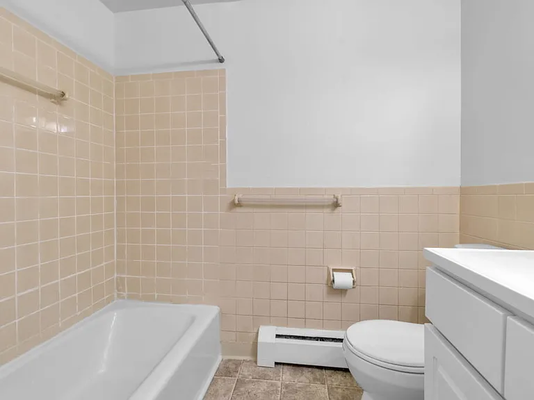 Portland Manor — Photo 13
